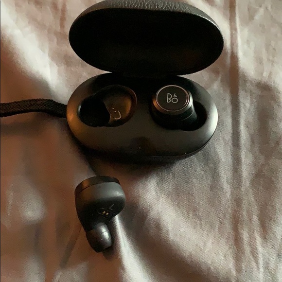 Bang & Olufsen truly wireless earbuds - Picture 3 of 4